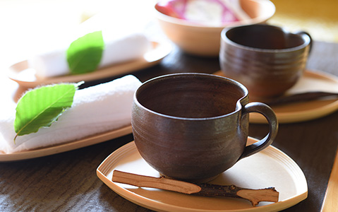 津軽金山焼のコーヒーカップとブナコのトレイ・りんごの枝スプーン