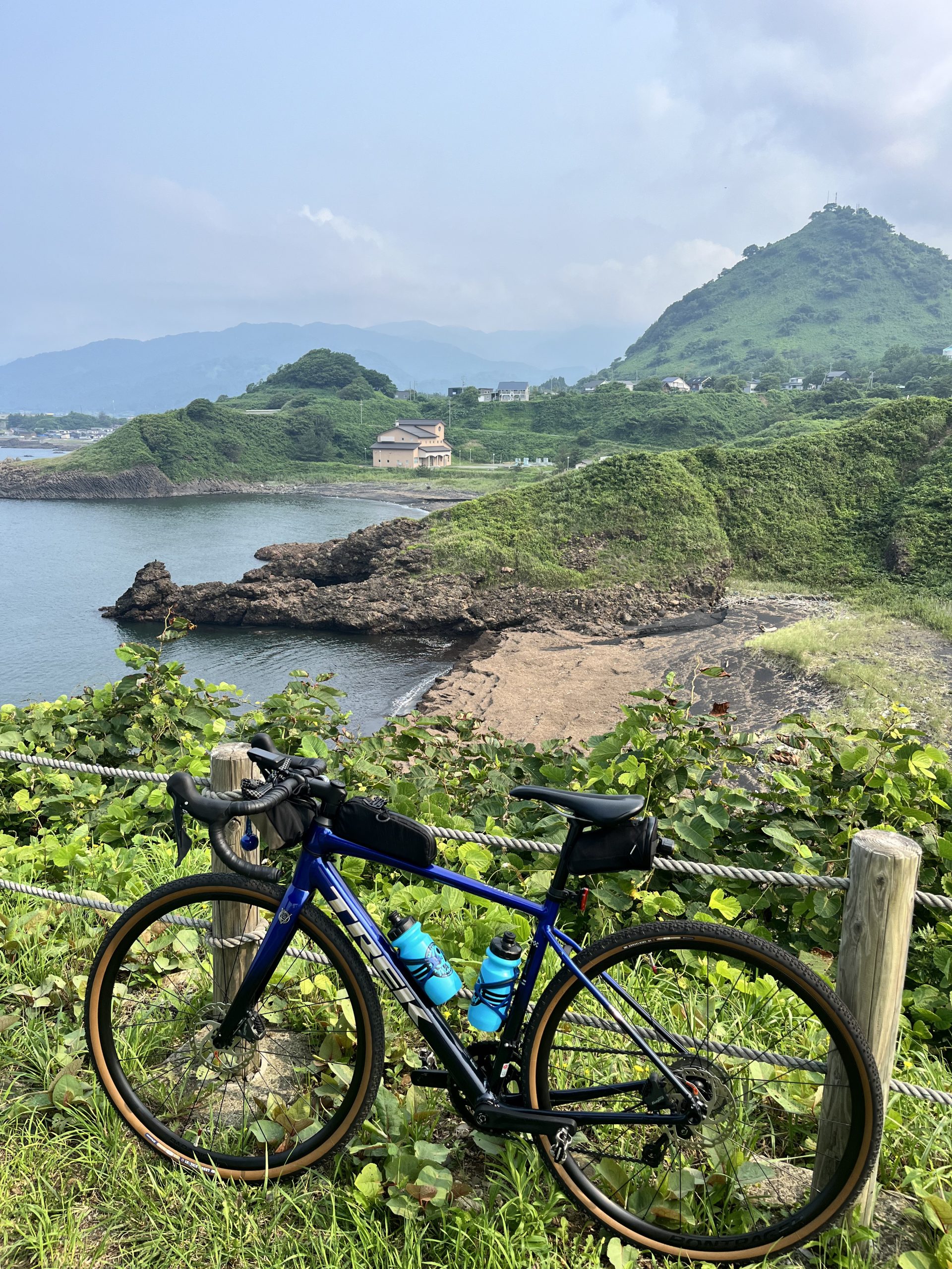 日本海沿岸の緑豊かなサイクリング風景