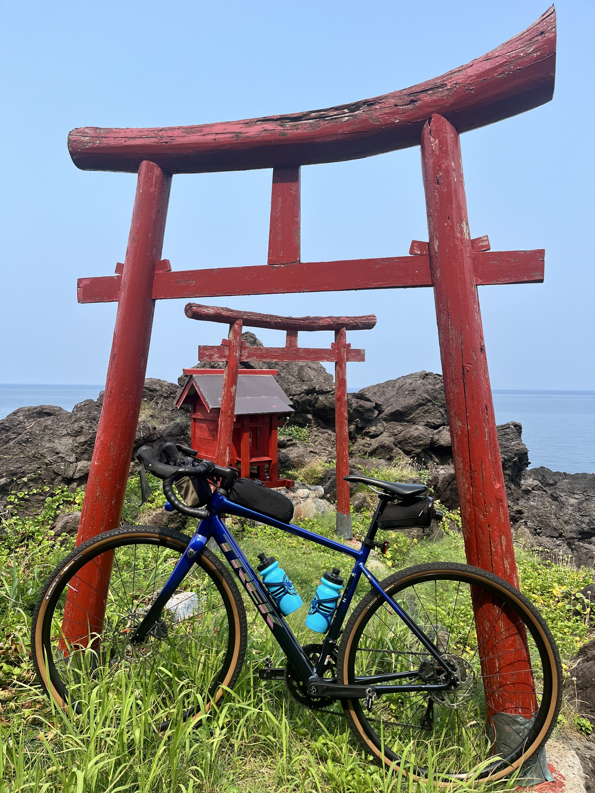 日本海沿岸の鳥居と自転車
