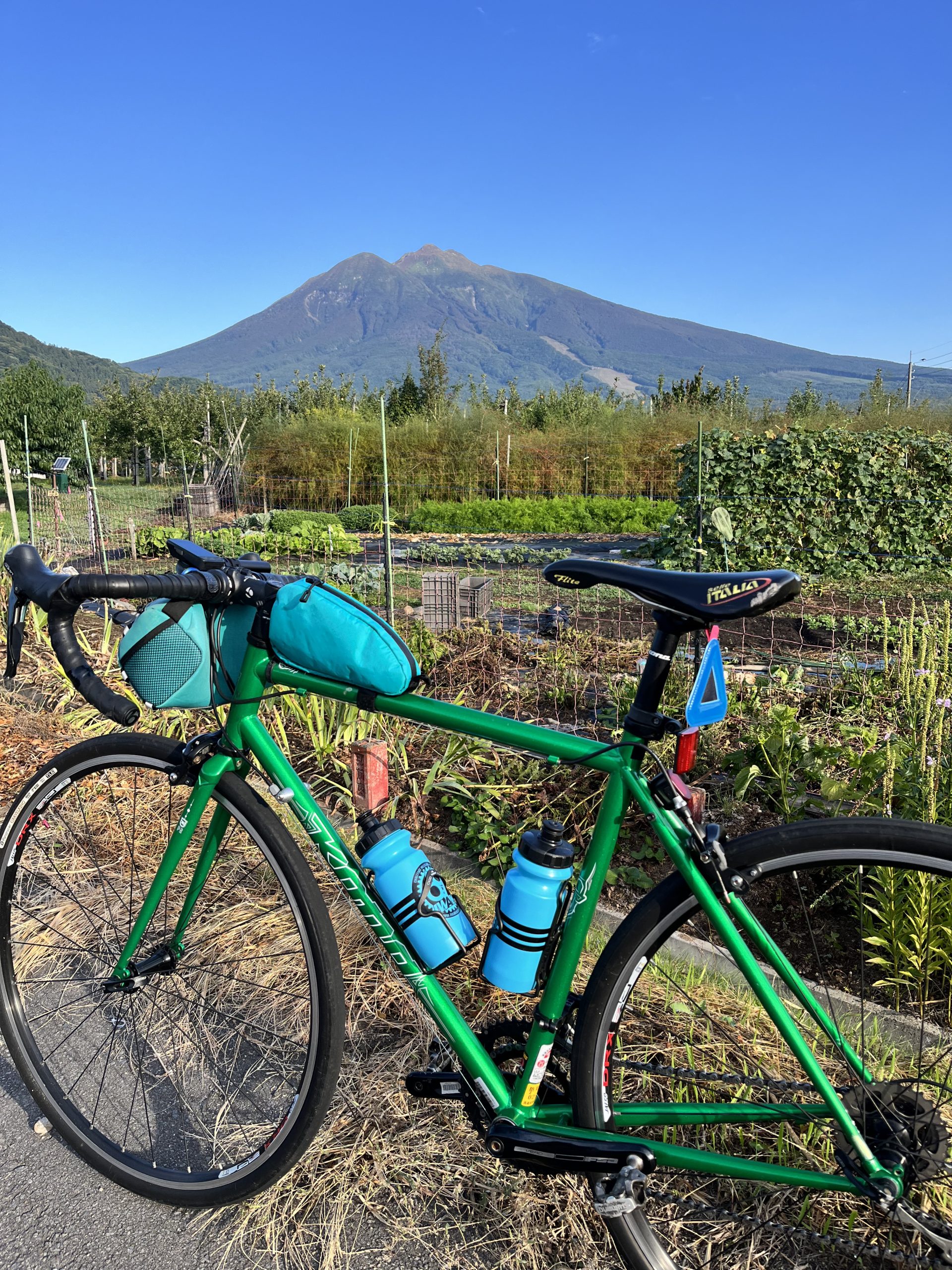 岩木山を望むサイクリング風景